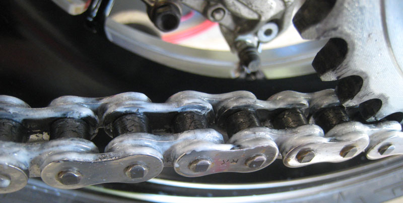 Guía de mantenimiento para la cadena de tu moto 